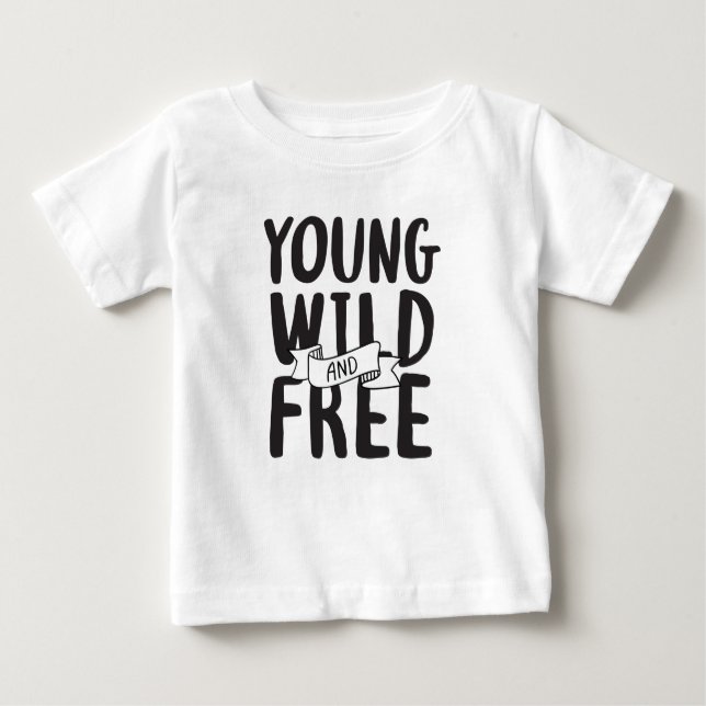 Design der Redewendungen "Young Wild and Free Pop  Baby T-shirt (Vorderseite)