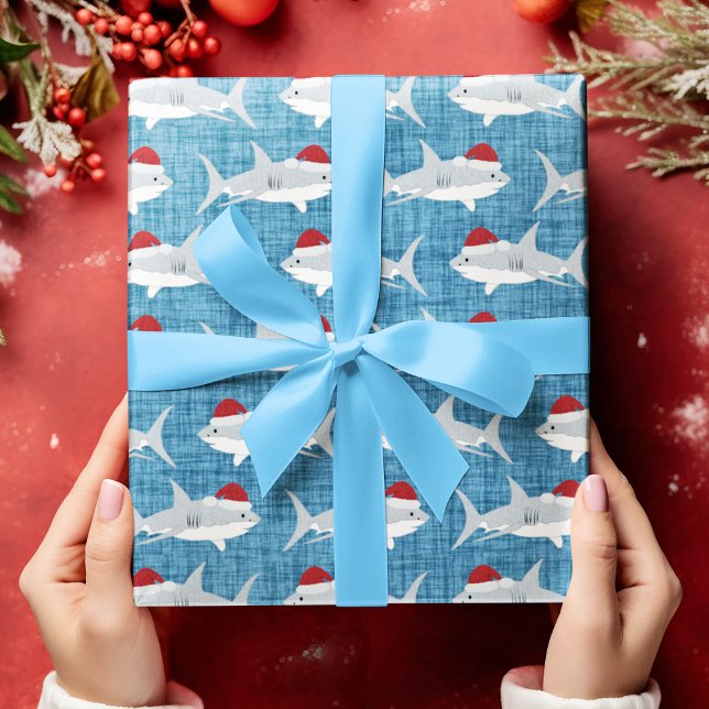 Design der Whimsical Blue Shark-Weihnachtsmannmütz Geschenkpapier (Shark Santa Blue Fabric Look Background Wrapping Paper)
