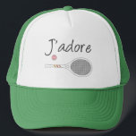 Design des französischen Chic J'adore Tennis Playe Truckerkappe<br><div class="desc">Ich Liebe Tennisdesign in schicker französischer Sprache, mit weißem Retro-Tennisschläger. Personalisiertes klassisches, elegantes und elegantes Tennisgeschenk für Tennisspieler. Einfaches, minimalistisches Geschenk für Ihren Tennistrainer oder Ihr Tennisteam. Personalisiertes Geschenk für einen Tennisspieler. J'adore Tennis Illustration. Trendy Tennisspieler Turnier pastellfarbene ästhetische Wohngestaltung. Moderne Tennisspielgeschenke. Cooles Retro-Geschenk für Ihren Tennistrainer oder das Tennisteam...</div>