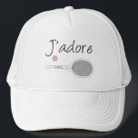 Design des französischen Chic J'adore Tennis Playe Truckerkappe<br><div class="desc">Ich Liebe Tennisdesign in schicker französischer Sprache, mit weißem Retro-Tennisschläger. Personalisiertes klassisches, elegantes und elegantes Tennisgeschenk für Tennisspieler. Einfaches, minimalistisches Geschenk für Ihren Tennistrainer oder Ihr Tennisteam. Personalisiertes Geschenk für einen Tennisspieler. J'adore Tennis Illustration. Trendy Tennisspieler Turnier pastellfarbene ästhetische Wohngestaltung. Moderne Tennisspielgeschenke. Cooles Retro-Geschenk für Ihren Tennistrainer oder das Tennisteam...</div>