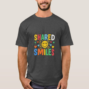 Design des gemeinsam genutzten Lächelns - Farblich T-Shirt