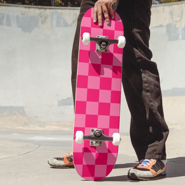 Design des hellen und Hot-Pink-Schachbretts Skateboard (Von Creator hochgeladen)