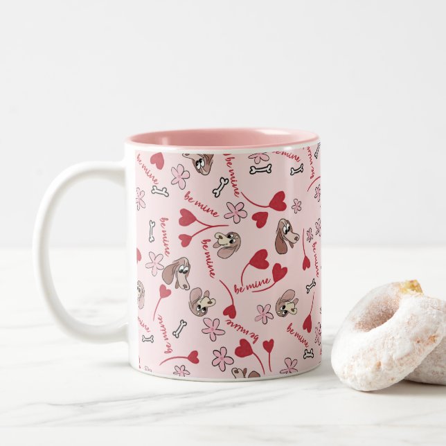 Design für Herz- und Basset-Hounds Zweifarbige Tasse (Mit Donut)