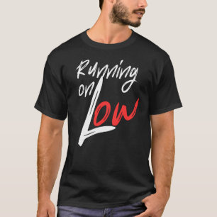 Design mit Zitat über tägliche Energieknappheit T-Shirt