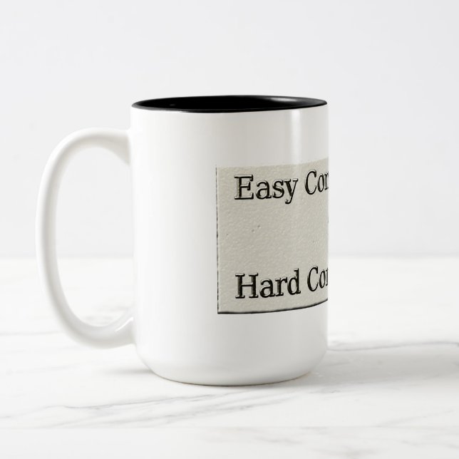Design über einfache Arbeit und harte Arbeitsbezie Zweifarbige Tasse (Links)