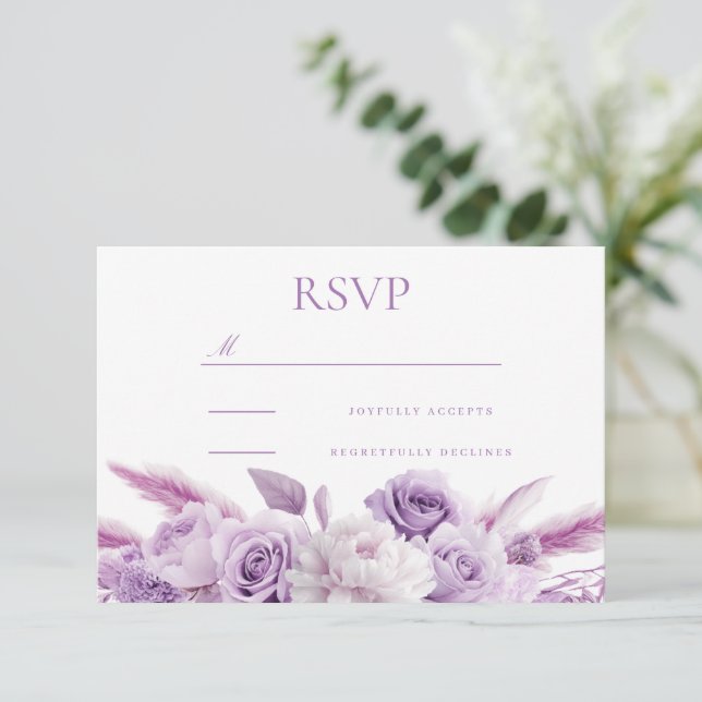Designer Lila Lavender Floral Wedding RSVP Karte (Stehend Vorderseite)
