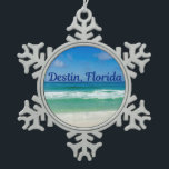 Destin Florida Beach Foto Schneeflocken Zinn-Ornament<br><div class="desc">Ein schönes Strandfoto,  aufgenommen in der idealen Feriendestination Destin,  Florida. Das wunderschöne grüne Wasser von Sandestin spült bis zum Sandstrand unter dem ruhigen blauen Himmel,  um das perfekte landschaftliche Foto für einen Urlaub zu machen.</div>