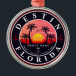 Destin Florida Beach Retro Sunset Palm Tree 80er Ornament Aus Metall<br><div class="desc">Diese maßgeschneiderte Destin Florida Retro 60er Palmen Souvenirs. Destin Florida, Retro-Strandsouvenirs. Reisedesign für Sommerliebhaber. Dieses Retro-Vintage Design ist eine großartige Idee für Ferien, Geburtstag und Sommerurlaub. - Sie können die Vorlage personalisieren, indem Sie einen Namen Ihrer Stadt oder Position, Jahr hinzufügen und Text hinzufügen, um sie besonders zu machen. -...</div>