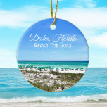 Destin Florida Beach Urlaub Weihnachten halten Keramik Ornament<br><div class="desc">Dieses wunderschöne Destin Florida Strandurlaub bewahrt den Weihnachtsschmuck mit den hübschen blauen, grünen Ozeangewässern von Sandestin entlang der Küste. Hübsche aquamarine und blaue Sonnenschirme stehen direkt am Meer vor dem Meeresgras. Liebliche weiße Kursivschrift für meine Lieblingsstadt am Meer entlang der smaragdgrünen Küste. Passen Sie sich mit Ihrem Reisejahr für ein...</div>