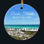 Destin Florida Beach Urlaub Weihnachten halten Keramik Ornament<br><div class="desc">Dieses wunderschöne Destin Florida Strandurlaub bewahrt den Weihnachtsschmuck mit den hübschen blauen, grünen Ozeangewässern von Sandestin entlang der Küste. Hübsche aquamarine und blaue Sonnenschirme stehen direkt am Meer vor dem Meeresgras. Liebliche weiße Kursivschrift für meine Lieblingsstadt am Meer entlang der smaragdgrünen Küste. Passen Sie sich mit Ihrem Reisejahr für ein...</div>