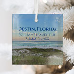 Destin Florida Custom Beach Urlaub Weihnachten Ornament Aus Glas<br><div class="desc">Dieses malerische Weihnachtsschmuck aus Destin Florida besticht durch den herrlichen rosa und orangefarbenen Sonnenuntergang,  der die Meereswellen über dem Sand und dem Meeresgras sanft berührt. Schönes Souvenir am Meer mit personalisiertem Ausflugsdatum und Familienname für Ihren Lieblingsurlaub.</div>