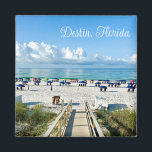 Destin Florida Hübsch Beach Fotografie Souvenir Magnet<br><div class="desc">Dieser hübsche Destin Florida Beach Magnet zeichnet sich durch die wunderschönen weißen Wolken aus,  die über dem blauen Ozean schweben. Niedliche Sonnenschirme und Strandpromenade an der Küste,  gesäumt von Gras und Sand. Ein wunderschönes smaragdgrünes Küstengeschenk für einen Floridier,  der im Sommer an der Küste Lieben.</div>