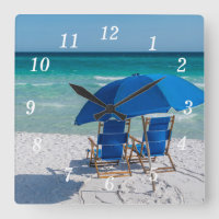 Destin Florida-Stühle und Umbrettmauer-Uhr