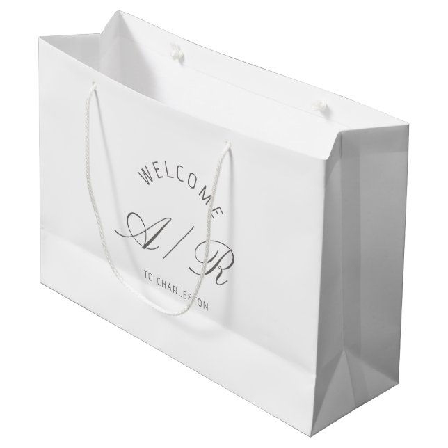 Destination Wedding Monogram White Welcome Bag Große Geschenktüte (Vorderseite Schrägansicht)