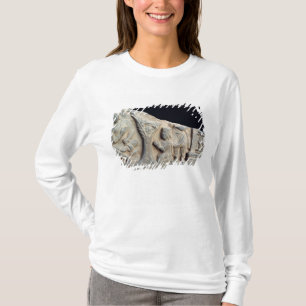 Detail des Entlastungsfrieses darstellend gesetzt T-Shirt