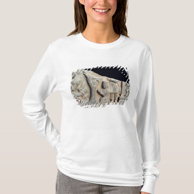 Detail des Entlastungsfrieses darstellend gesetzt T-Shirt (Vorderseite)