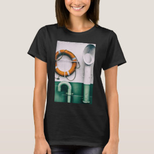 Detail einer Fähre mit Atemschutzgeräten und Bojen T-Shirt