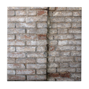 Detail einer Wand aus einem alten roten Ziegel mit Fliese