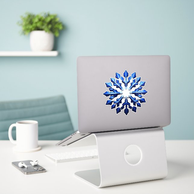 Detaillierte blaue Schneeflocke Aufkleber (Laptop auf Schreibtisch)