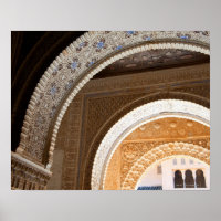 Details einer Reihe verzierter Arkaden des Alham