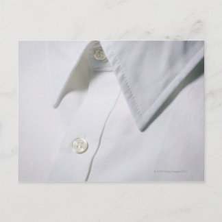 Details zum weißen Shirt. Postkarte