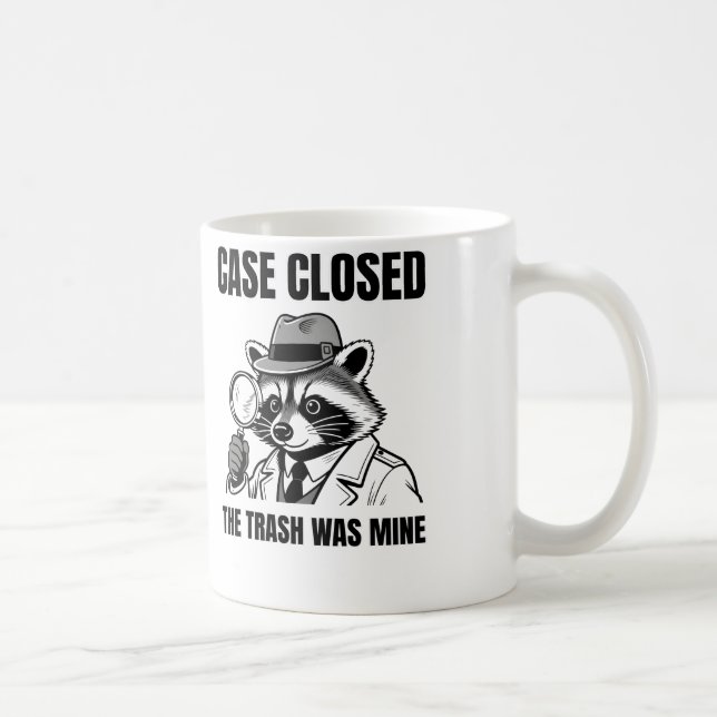 Detective Raccoon "Case Closed" Humor Graphic Kaffeetasse (Rechts)