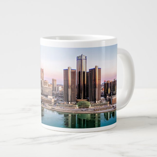 Detroit Skyline bei Dawn Jumbo Tasse (Vorderseite Rechts)