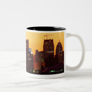 Detroit-Skyline im bunten Sonnenuntergang Zweifarbige Tasse
