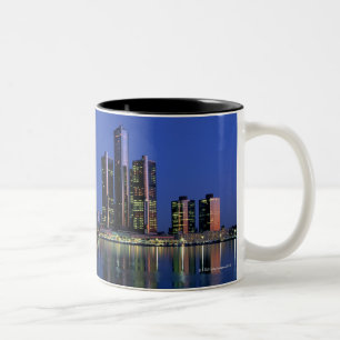 Detroit-Skyline nachts Zweifarbige Tasse