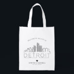 Detroit Wedding | Stilisierte Skyline Wiederverwendbare Einkaufstasche<br><div class="desc">Eine einzigartige Hochzeitstasche für eine Hochzeit in der schönen Stadt Detroit. Diese Tasche zeigt die einzigartige Skyline der Stadt mit ihrem Namen darunter. Anschließend erhalten Sie Informationen zu Ihrem Hochzeitstag in einem passenden,  offenen Stil.</div>