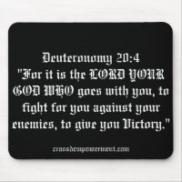 Deuteronomie 20:4 auf einem Mousepad zitiert.
