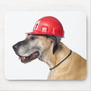 Deutsche Dogge, die einen roten Bausturzhelm träg Mousepad
