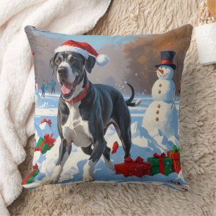 Deutsche Dogge läuft im Schnee mit Weihnachtsmütze Kissen