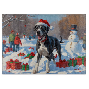 Deutsche Dogge läuft im Schnee mit Weihnachtsmütze Schneidebrett