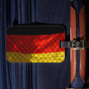 Deutsche Flagge hinter Kettenverbindungszaun Gepäckanhänger