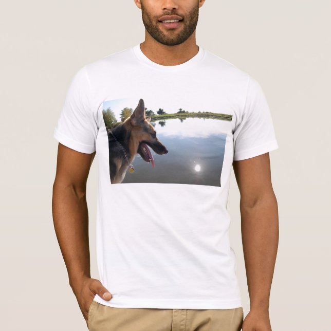 Deutscher Hirte/Bewundern der Aussicht T-Shirt (Vorderseite)
