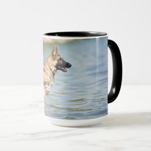 Deutscher Hirte springt ins Wasser Tasse