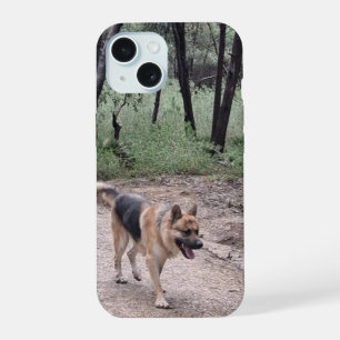 Deutscher Schäferhund auf einem Waldweg iPhone 15 Hülle