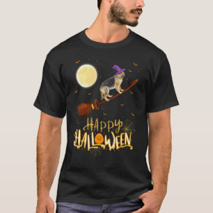 Deutscher Schäferhund fährt mit Hexe auf Schrotfli T-Shirt