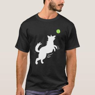 Deutscher Schäferhund fängt Tennisball T-Shirt