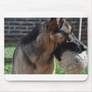 Deutscher Schäferhund mit Spielzeug Mousepad