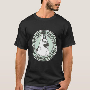 Deutscher Schäferhund unterstützt die Pfoten, die T-Shirt
