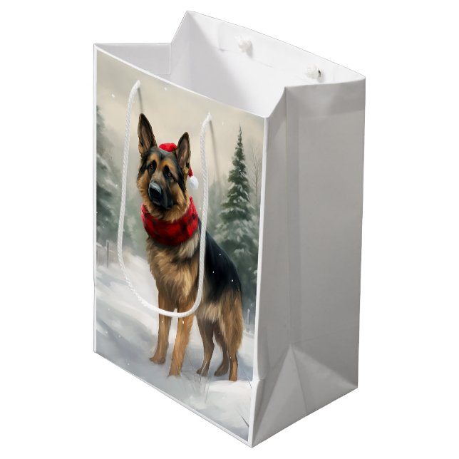 Deutscher Schäferhund zu Weihnachten im Schnee Mittlere Geschenktüte (Vorderseite Schrägansicht)