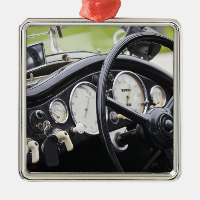 Deutschland, Bayern-Bayern, München. BMW Welt Auto Ornament Aus Metall (Vorne)