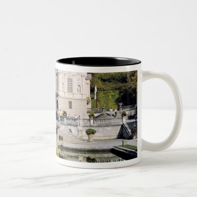 Deutschland, Bayern, Schloss Linderhof. Linderhof Zweifarbige Tasse (Rechts)