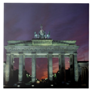 Deutschland, Berlin. Brandenburger Tor bei Nacht. Fliese