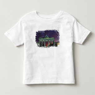 Deutschland, Berlin. Brandenburger Tor bei Nacht. Kleinkind T-shirt