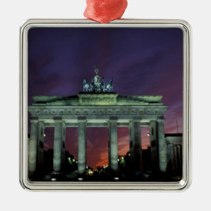 Deutschland, Berlin. Brandenburger Tor bei Nacht. Silbernes Ornament