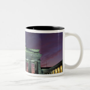 Deutschland, Berlin. Brandenburger Tor bei Nacht. Zweifarbige Tasse