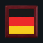 Deutschland-Flaggen-Geschenkboxen Geschenkbox<br><div class="desc">Der Keramikdeckel dieses Andenkenkastens kennzeichnet die deutsche Flagge,  die umgestaltet wird,  um die quadratische Oberfläche zu passen. Dieses Einzelteil ist dekorativ und nützlich und ist der perfekte Platz,  zum der kleinen Mementos von Deutschland zu behalten.</div>